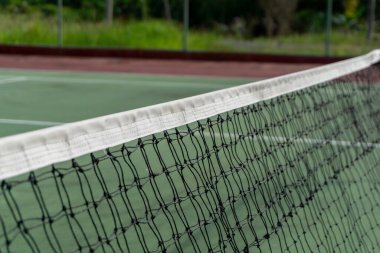Tenis kortu ağlarını kapatın. Tenis ağı rüzgarla savruldu