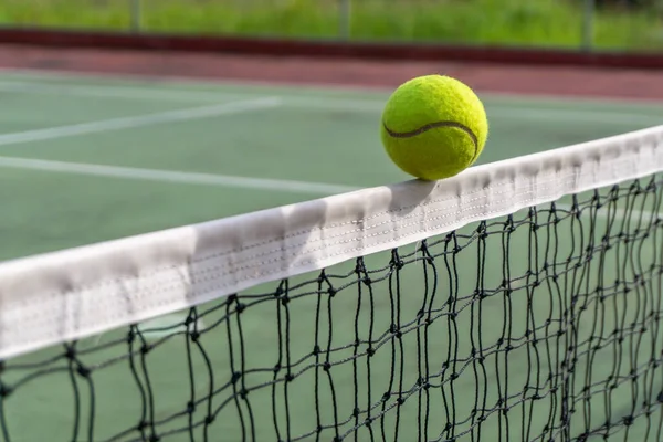 Tenis Topunu Kapat Kalenin Tepesine Vur Tenis Topu Ağlara Çarptı — Stok fotoğraf