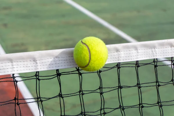 Tenis Topunu Kapat Kalenin Tepesine Vur Tenis Topu Ağlara Çarptı — Stok fotoğraf