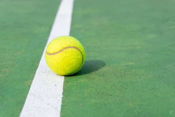 Sahadaki Tenis Topunun Üst Açısı Yeşil Sahada Sarı Tenis Topu — Stok fotoğraf
