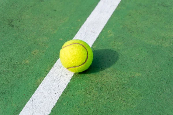 Sahadaki Tenis Topunun Üst Açısı Yeşil Sahada Sarı Tenis Topu — Stok fotoğraf