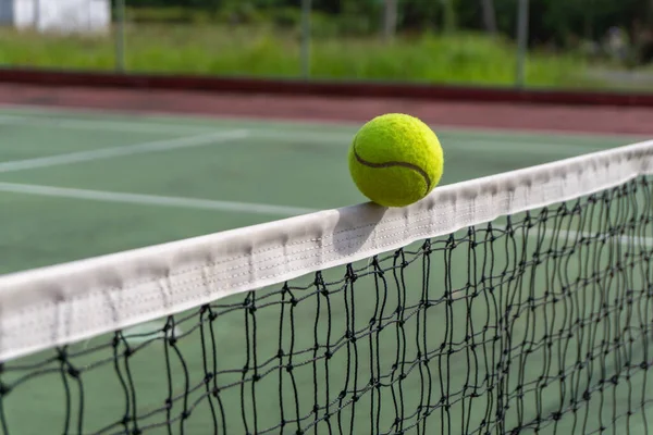 Sluiten Van Tennisbal Clips Bovenkant Van Het Net Tennisbal Raakt Rechtenvrije Stockafbeeldingen