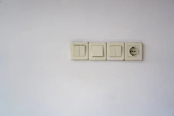 Prise Électrique Bouton Interrupteur Lampe Sur Mur Une Prise Trois — Photo