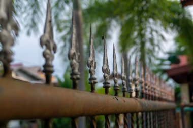 Dekoratif işlemeli demir çit. Eski moda çitler.