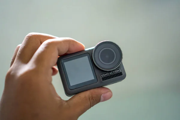 Aceh, Endonezya - 09 Şubat 2023: Dji Ozmo aksiyon kamerasına yakın çekim. Fotoğraf için aksiyon kamerası ve 4k video