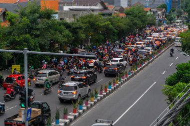 Surabaya, Endonezya - 18 Kasım 2021: Endonezya 'daki Jemur Andayi caddesinde trafik sıkışıklığı yaşayan arabalar ve motosikletler. kuyrukta arabalar