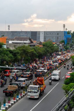 Surabaya, Endonezya - 18 Kasım 2021: Endonezya 'daki Jemur Andayi caddesinde trafik sıkışıklığı yaşayan arabalar ve motosikletler. kuyrukta arabalar