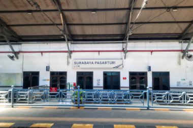 Surabaya, Endonezya - 05 Ağustos 2023: Surabaya Pasarturi Tren İstasyonu. Doğu Java, Endonezya 'daki tren istasyonlarından biri.. 