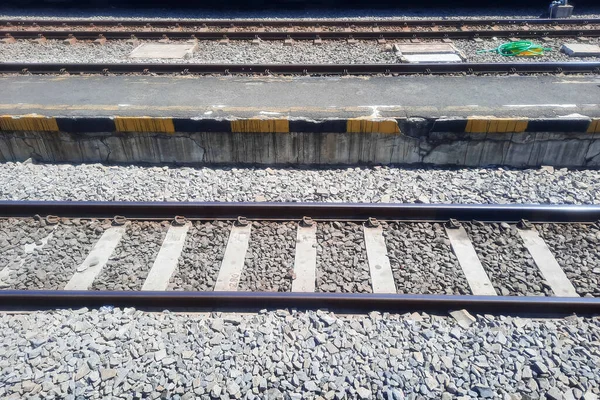 Avvicinamento Del Binario Ferroviario Con Pietre Zavorra — Foto Stock