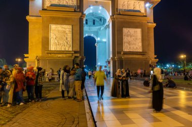 Kediri, Endonezya - 15 Temmuz 2023: Simpang Lima Gül 'de turistler ve vatandaşlar. Kediri naipliğindeki popüler turizm beldesi.