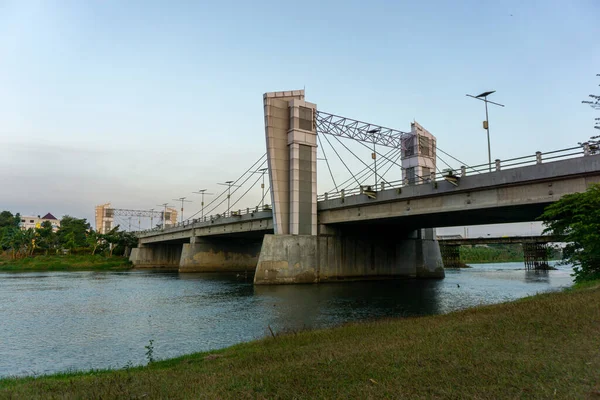 Кедири Индонезия Июля 2023 Года Мост Бравиджайя Который Простирается Реке — стоковое фото