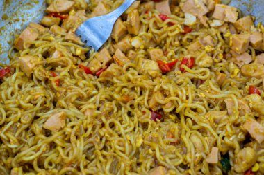 Sosisli kızarmış şehriye. Mie nyemek. Endonezya baharatlı eriştesi.