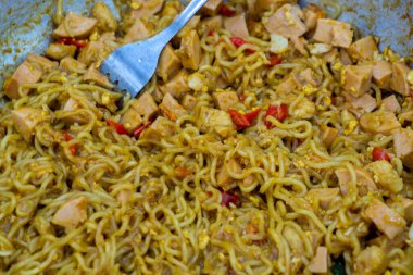 Sosisli kızarmış şehriye. Mie nyemek. Endonezya baharatlı eriştesi.