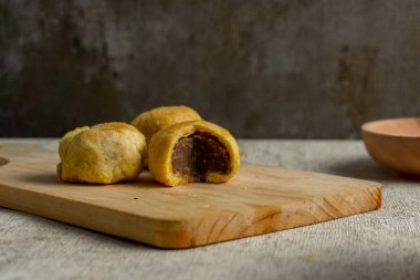 Tatlı fasulyeyle dolu kek. Bakpia ya da kue kacang denilen Endonezya usulü lezzetli hamur işi.