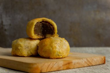 Tatlı fasulyeyle dolu kek. Bakpia ya da kue kacang denilen Endonezya usulü lezzetli hamur işi.