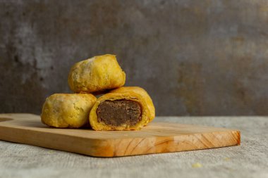 Tatlı fasulyeyle dolu kek. Bakpia ya da kue kacang denilen Endonezya usulü lezzetli hamur işi.