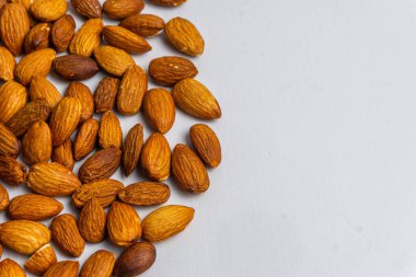 Bademler beyaz arka planda izole edilmiş. Bademi kapat