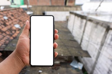 Erkek el kamerasının boş fotokopi ekranlı akıllı telefonunu kapat. Akıllı telefon beyaz ekran modeli