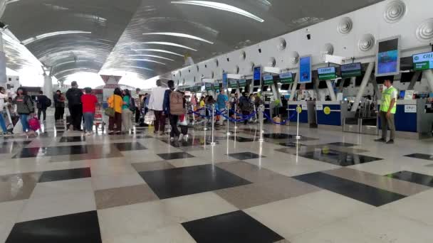 Medan Indonesien Juli 2023 Massor Turister Med Bagage Kualanamu Flygplats — Stockvideo
