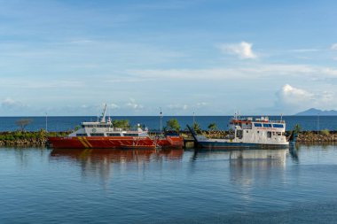 Sabang, Endonezya - Haziran 01 2023: Endonezyalı yolcu gemisi KMP Papuyu Aceh 'teki Ulee Lhee limanında Ulusal Arama Kurtarma Ajansı gemisinin yanında