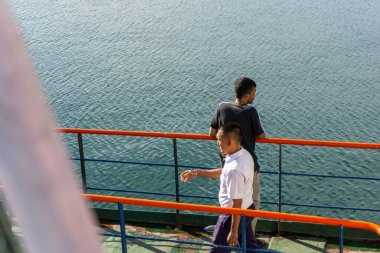 Sabang, Endonezya - Haziran 01 2023: Feribotla Sabang Adası 'na giden yolcular. KMP BRR