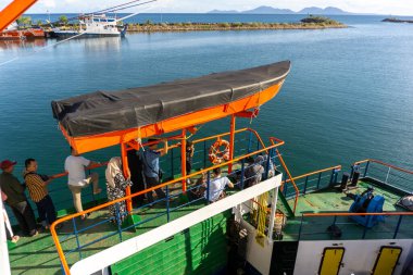 Sabang, Endonezya - Haziran 01 2023: Sabang Adası 'na giden feribot yolcuları