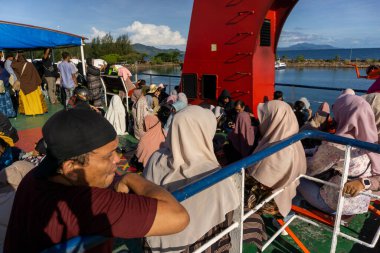 Sabang, Endonezya - Haziran 01 2023: Feribotla Sabang Adası 'na giden yolcular. KMP BRR