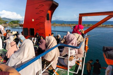 Sabang, Endonezya - Haziran 01 2023: Feribotla Sabang Adası 'na giden yolcular. KMP BRR
