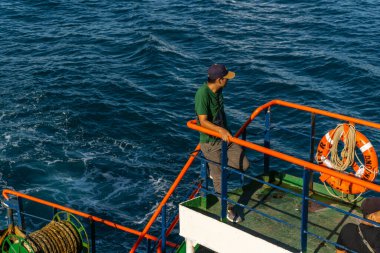 Sabang, Endonezya - Haziran 01 2023: Feribotla Sabang Adası 'na giden yolcular. KMP BRR