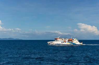 Sabang, Endonezya - Haziran 01 2023: Endonezya yolcu gemisi KMP Aceh Hebat 2 Sabang adasından Banda Aceh 'e doğru yola çıktı. Sabang Adası 'na giden yolcular.