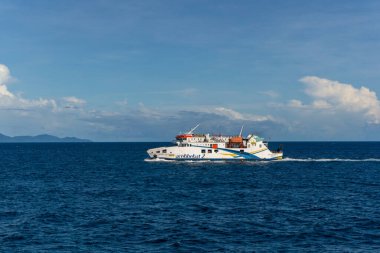 Sabang, Endonezya - Haziran 01 2023: Endonezya yolcu gemisi KMP Aceh Hebat 2 Sabang adasından Banda Aceh 'e doğru yola çıktı. Sabang Adası 'na giden yolcular.