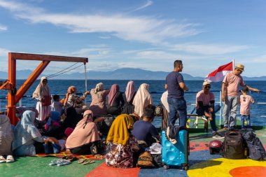 Sabang, Endonezya - Haziran 01 2023: Feribotla Sabang Adası 'na giden yolcular. KMP BRR