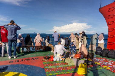 Sabang, Endonezya - Haziran 01 2023: Feribotla Sabang Adası 'na giden yolcular. KMP BRR