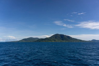 Tekneden Sabang adasının manzarası. Endonezya 'nın Aceh kentindeki popüler turizm beldesi