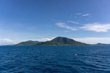 Tekneden Sabang adasının manzarası. Endonezya 'nın Aceh kentindeki popüler turizm beldesi