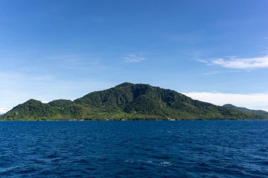 Tekneden Sabang adasının manzarası. Endonezya 'nın Aceh kentindeki popüler turizm beldesi