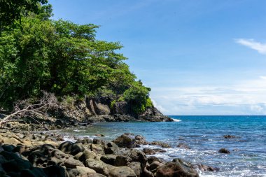 Aceh, Endonezya 'daki Sabang adasının havadan görünüşü. Popüler turizm merkezi. Tropik plaj