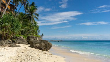 Aceh, Endonezya 'daki Sabang adasının havadan görünüşü. Popüler turizm merkezi. Tropik plaj
