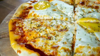 Masada yumurta ve peynirli nefis ev yapımı pizza. Geleneksel pizza