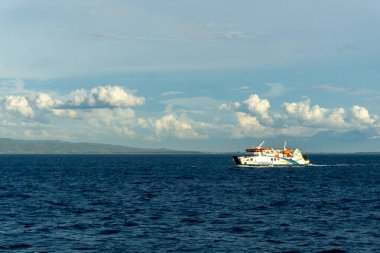 Endonezyalı yolcular KMP Aceh Hebat 2 'yi Sabang adasından Banda Aceh' e götürüyorlar. Sabang Adası 'na giden yolcular.