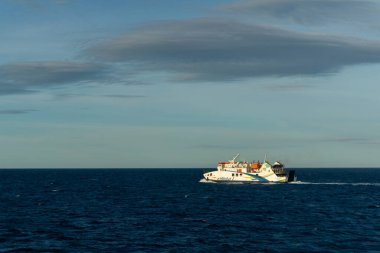 Endonezyalı yolcular KMP Aceh Hebat 2 'yi Sabang adasından Banda Aceh' e götürüyorlar. Sabang Adası 'na giden yolcular.