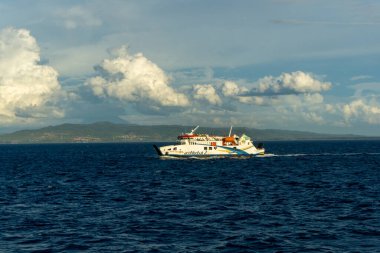 Endonezyalı yolcular KMP Aceh Hebat 2 'yi Sabang adasından Banda Aceh' e götürüyorlar. Sabang Adası 'na giden yolcular.