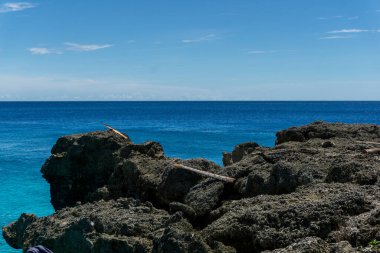 Endonezya 'nın Sabang adasındaki kayalık plaj. Deniz manzarası kopyalama alanı