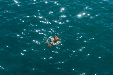 Sabang, Endonezya - Haziran 01 2023: Denizde yüzen çocukların havadan görünüşü. Çocuklar mutlu yüzüyor. çocukluk kavramı