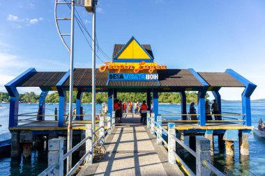 Sabang, Endonezya - Haziran 01 2023: Teupin Layeu Acehnese Köyü sualtı turizmi ve İboih plajı yakınlarındaki tekne turu. Ev Kalma Konaklama Teklifi. Seçili Odaklanma