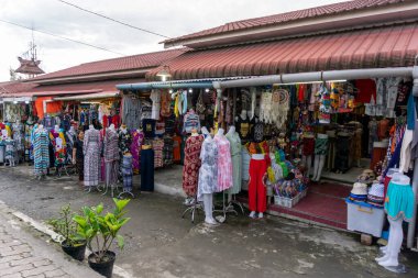 Berastagi, Endonezya - 29 Ekim 2023: gezginler için Berastagi hediyelik eşya dükkanı. Buralı turist hediyelik eşya dükkanı Berastagi Endonezya 'da el işi, giysi ve hediyelik eşya satıyor.