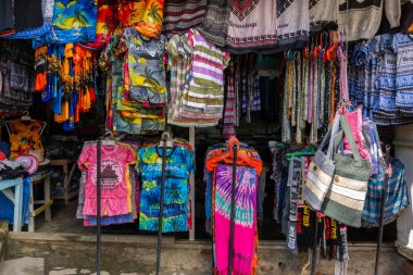 Berastagi, Endonezya - 29 Ekim 2023: gezginler için Berastagi hediyelik eşya dükkanı. Buralı turist hediyelik eşya dükkanı Berastagi Endonezya 'da el işi, giysi ve hediyelik eşya satıyor.