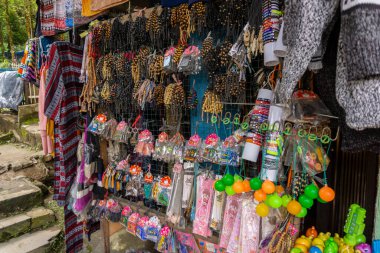 Berastagi, Endonezya - 29 Ekim 2023: gezginler için Berastagi hediyelik eşya dükkanı. Buralı turist hediyelik eşya dükkanı Berastagi Endonezya 'da el işi, giysi ve hediyelik eşya satıyor.