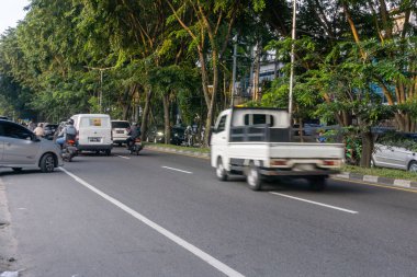 Medan, Endonezya - 26 Eylül 2023: şehir trafik hareketi bulanıklığı. Kuzey Sumatera 'da trafik bulanıklaştı