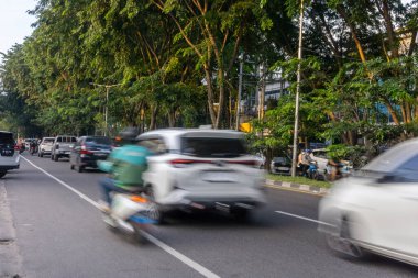 Medan, Endonezya - 26 Eylül 2023: şehir trafik hareketi bulanıklığı. Kuzey Sumatera 'da trafik bulanıklaştı